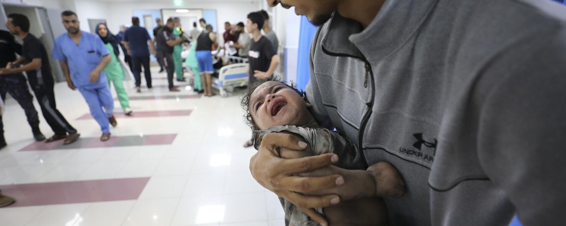 نقل طفل فلسطيني أصيب في غارات إسرائيلية إلى مستشفى الشفاء بغزة، 11 أكتوبر/ تشرين الأول 2023 - سبوتنيك عربي, 1920, 03.03.2024