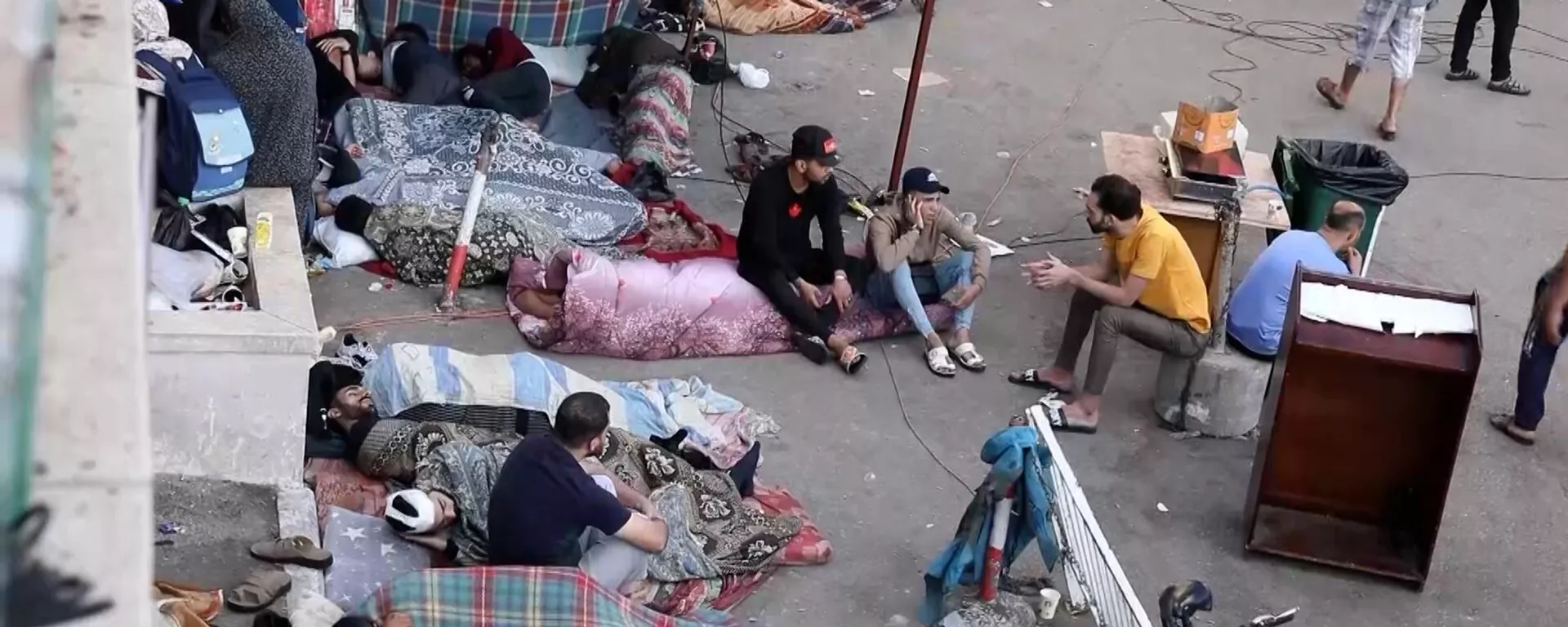 عشرات الاف من النازحين تقطعت بهم السبل يبحثون عن النجاة والامل في مستشفى الشفاء بمدينة غزة - سبوتنيك عربي, 1920, 13.11.2023