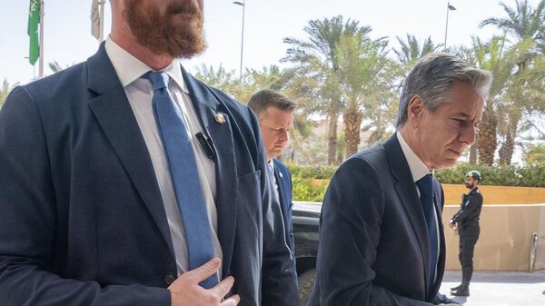 وزير الخارجية الأمريكي أنتوني بلينكن، عائدا إلى فندقه في الرياض،  بعد اجتماعه مع ولي العهد السعودي الأمير محمد بن سلمان، 15 أكتوبر/ تشرين الأول 2023 - سبوتنيك عربي