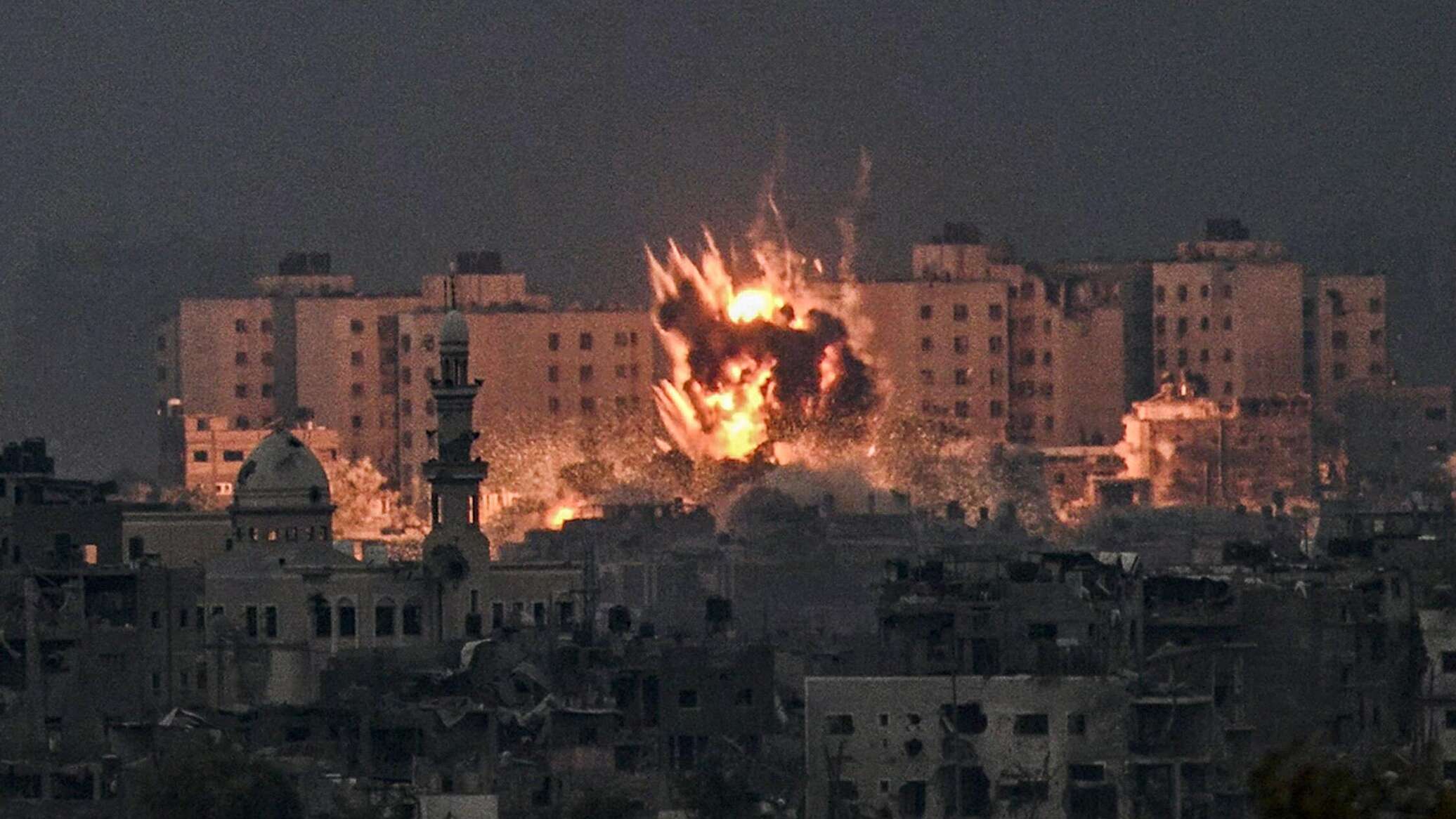 10 قتلى بينهم صحفي في قصف إسرائيلي على خان يونس بقطاع غزة