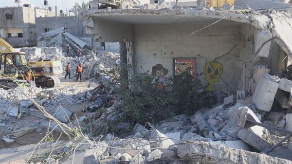 نازحون فلسطنينون في جنوب قطاع غزة يرون لحظات القصف والموت والفرار وينتظرون ما بقي من عائلاتهم
 - سبوتنيك عربي