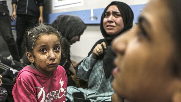 وصول الجرحى والمصابين إلى مستشفى الشفاء بعد قصف مستشفى الأهلي العربي (المعمداني) في غزة، قطاع غزة، فلسطين - سبوتنيك عربي