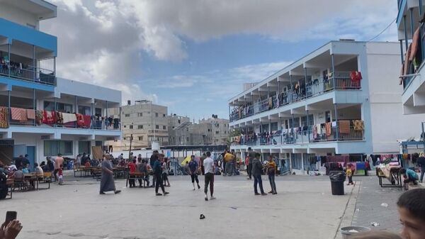 نازحون فلسطينيون في مراكز الإيواء التابعة لـ أونروا في مدينة غزة - سبوتنيك عربي