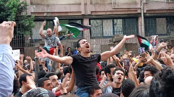 مظاهرة حاشدة وسط القاهرة تنديدا بالقصف الإسرائيلي على قطاع غزة - سبوتنيك عربي