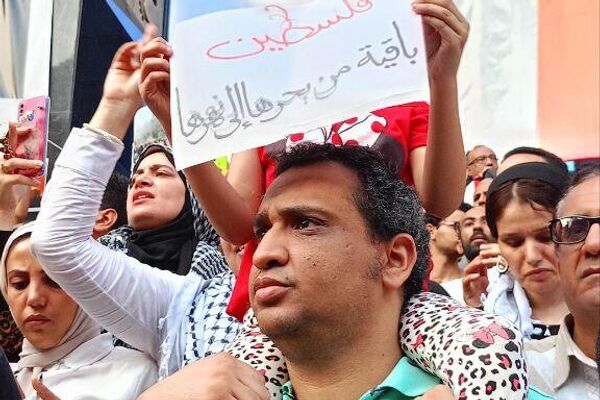 تظاهرة وسط القاهرة تنديدا بالقصف الإسرائيلي على غزة وقصف مستشفى المعمداني - سبوتنيك عربي