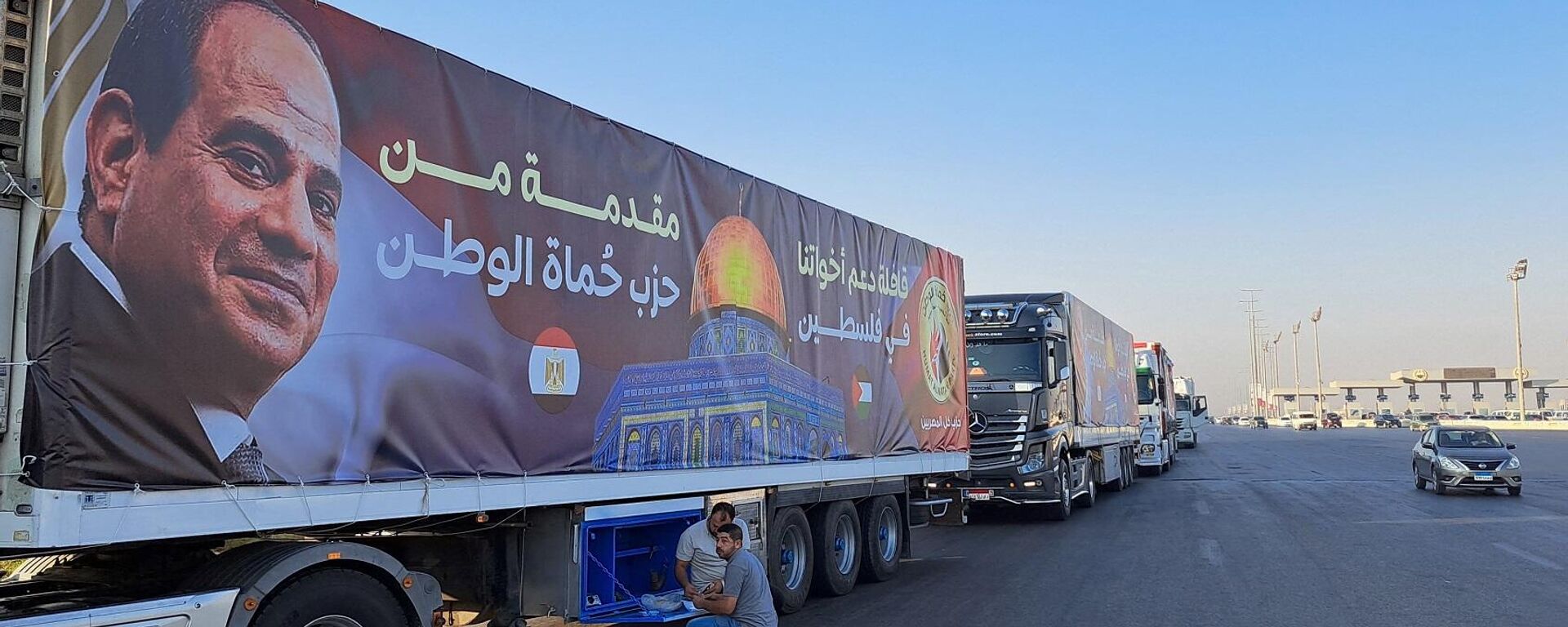 قافلة من الشاحنات تحمل إمدادات مساعدات إلى قطاع غزة من مصر تنتظر المرور من خلال معبر رفح، 16 أكتوبر/ تشرين الأول 2023 - سبوتنيك عربي, 1920, 13.01.2024