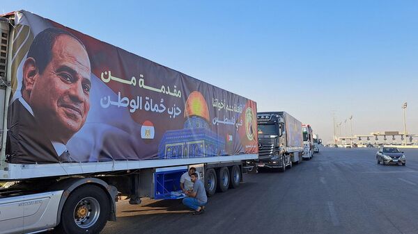 قافلة من الشاحنات تحمل إمدادات مساعدات إلى قطاع غزة من مصر تنتظر المرور من خلال معبر رفح، 16 أكتوبر/ تشرين الأول 2023 - سبوتنيك عربي