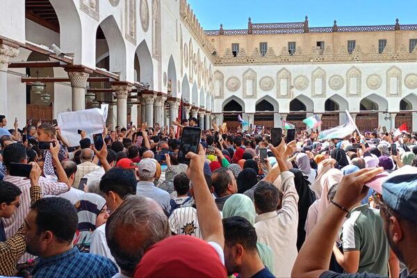 مئات المصلين في الجامع الأزهر يتظاهرون في وسط القاهرة دعما لفلسطين  - سبوتنيك عربي