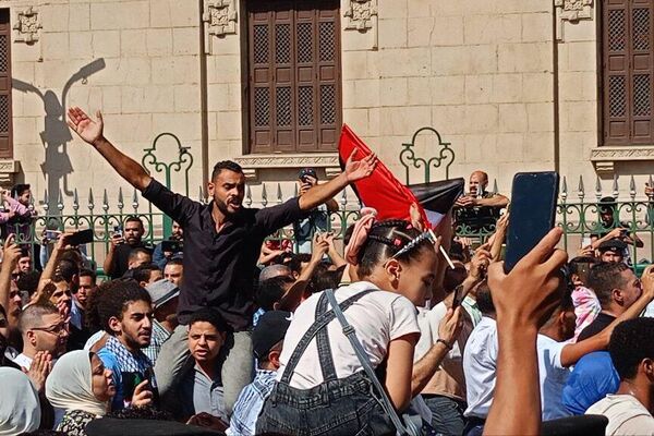 آلاف المصلين في الجامع الأزهر يتظاهرون في وسط القاهرة دعما لفلسطين - سبوتنيك عربي