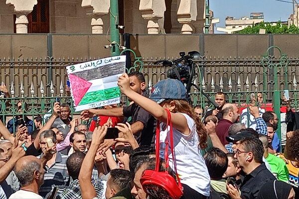 آلاف المصلين في الجامع الأزهر يتظاهرون في وسط القاهرة دعما لفلسطين - سبوتنيك عربي