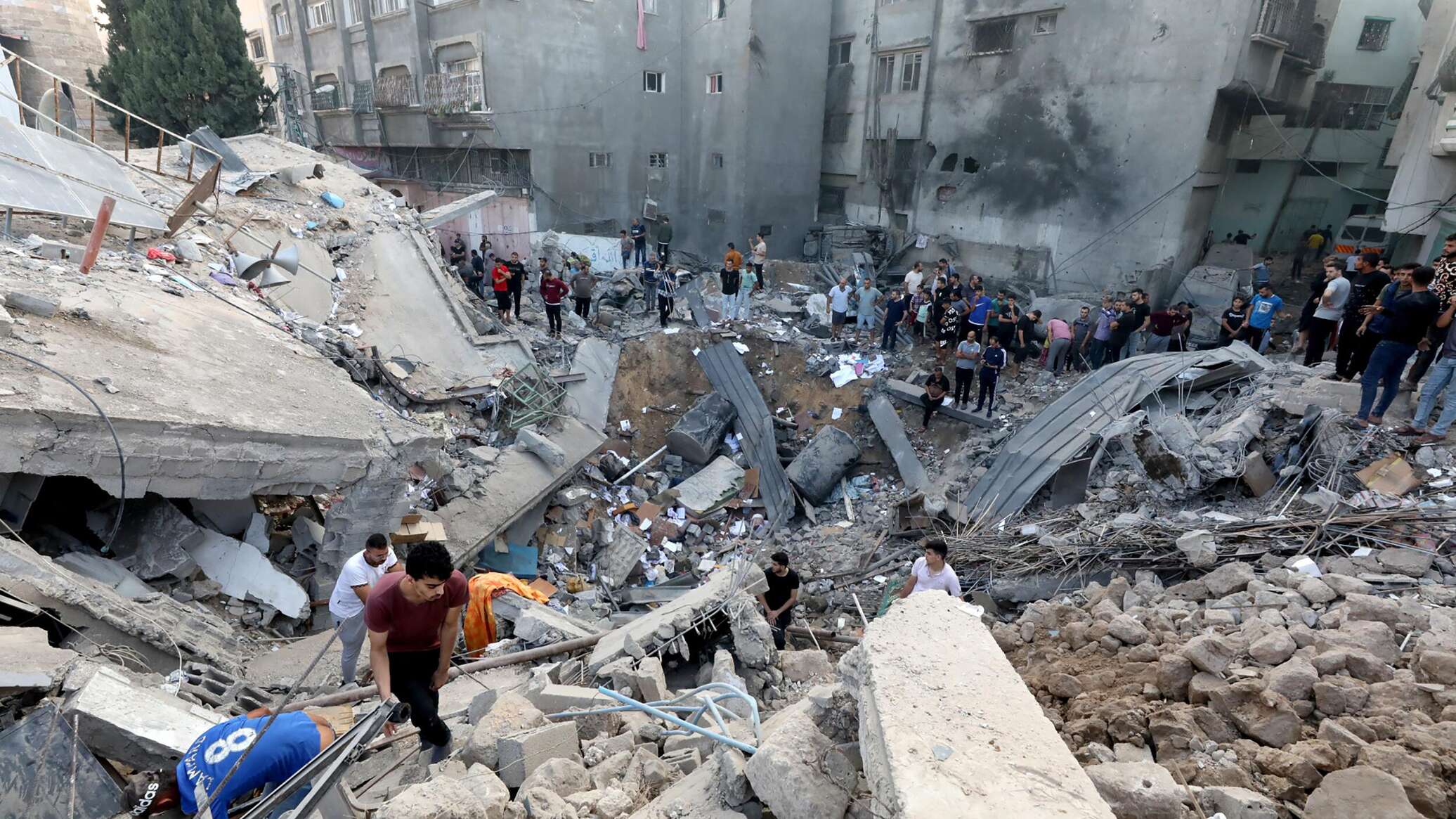 10 قتلى على الأقل في قصف إسرائيل استهدف مقهى وسط مدينة خان يونس جنوب غزة