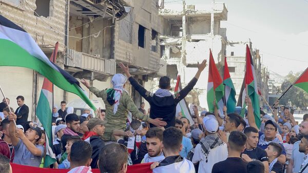أهالي مخيم اليرموك للاجئين في دمشق يتظاهرون نصرة لأهالي غزة - سبوتنيك عربي