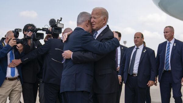رئيس الوزراء الإسرائيلي، بنيامين نتنياهو، يرحب بالرئيس الأمريكي، جو بايدن، لدى وصوله مطار بن غوريون في تل أبيب، 18 أكتوبر/ تشرين الأول 2023 - سبوتنيك عربي