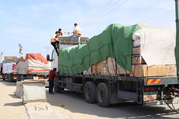 دخول20 شاحنة محملة بأدوية ومستلزمات طبية وكمية محدودة من المواد الغذائية عبر معبر رفح
 - سبوتنيك عربي