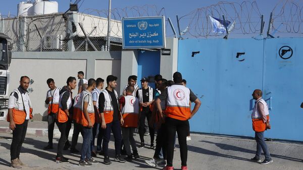 وصول قافلة المساعدات إلى مخازن الأونروا في دير البلح وسط قطاع غزة بعد دخولها إلى قطاع غزة صباح اليوم من الجانب المصري - سبوتنيك عربي