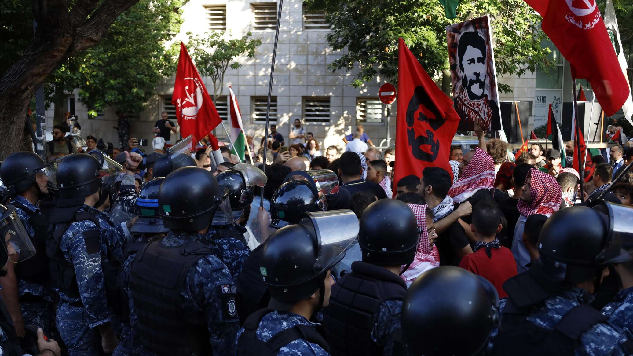 مسيرة حاشدة في بيروت تطالب بـ"الحرية لجورج عبد الله والأسرى في السجون الإسرائيلية"... صور