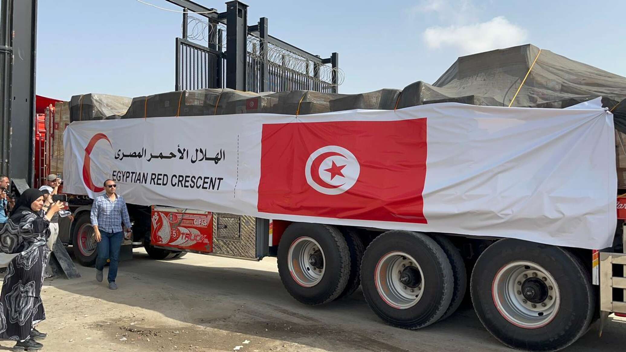 الهلال الأحمر الفلسطيني يعلن تسلم 26 شاحنة مساعدات جديدة قادمة من معبر رفح المصري