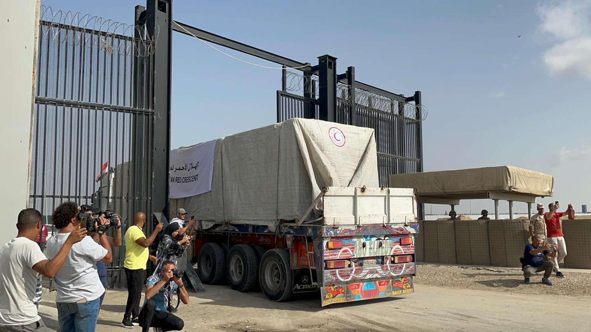مسؤول بمعابر غزة لـ "سبوتنيك": نتوقع مضاعفة شاحنات المساعدات الإنسانية والوقود مع بدء الهدنة