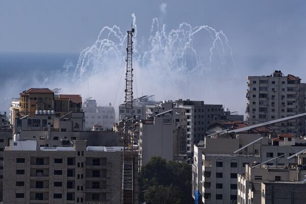 دخان يتصاعد بعد غارة إسرائيلية غرب مدينة غزة، قطاع غزة  11 أكتوبر 2023. - سبوتنيك عربي