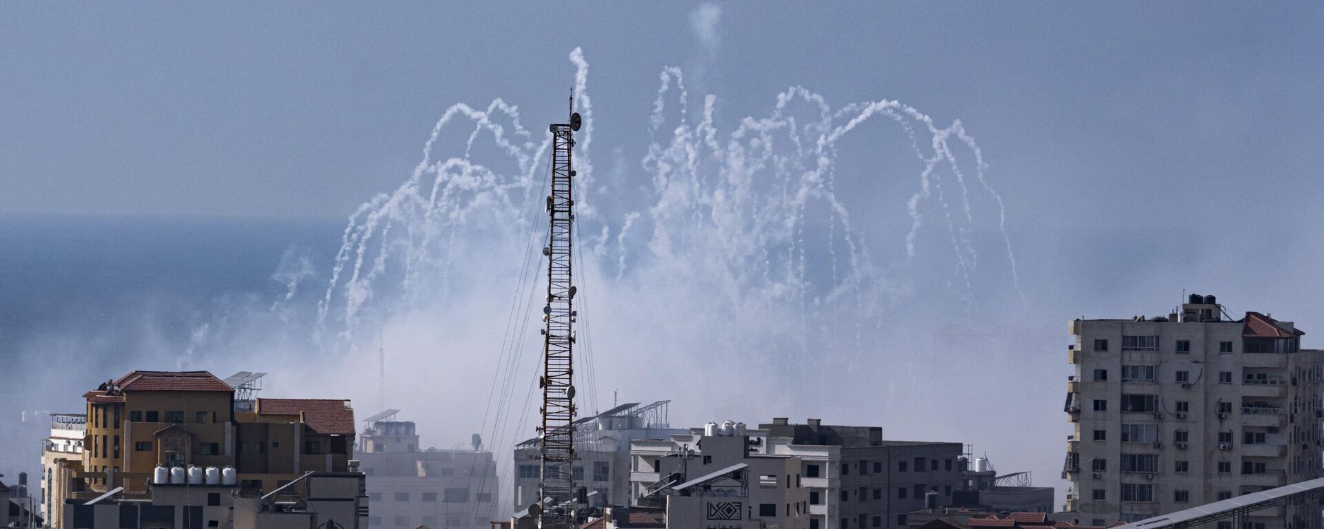 دخان يتصاعد بعد غارة إسرائيلية غرب مدينة غزة، قطاع غزة  11 أكتوبر 2023. - سبوتنيك عربي, 1920, 27.10.2023
