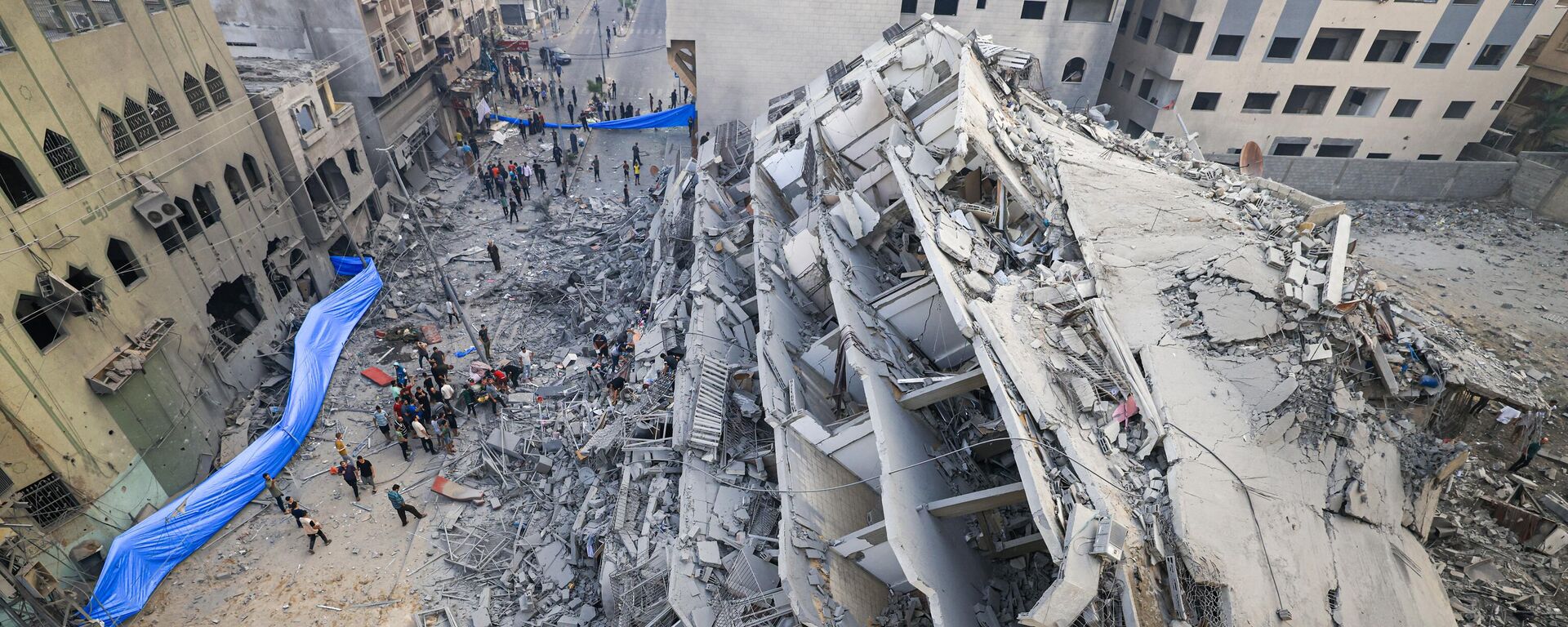 أشخاص يتفقدون أنقاض مبنى دمر في غارات إسرائيلية في مدينة غزة، قطاع غزة 8 أكتوبر 2023. - سبوتنيك عربي, 1920, 24.11.2023