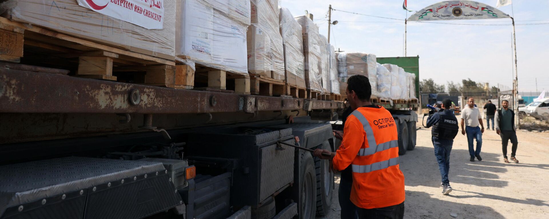 أشخاص يتجمعون حول شاحنات تحمل مساعدات إنسانية دخلت قطاع غزة من مصر عبر معبر رفح الحدودي في 21 أكتوبر، 2023. - سبوتنيك عربي, 1920, 05.11.2023