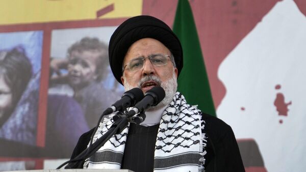 الرئيس الإيراني، إبراهيم رئيسي، مرتديا الكوفية الفلسطينية، 18 أكتوبر/ تشرين الأول 2023 - سبوتنيك عربي