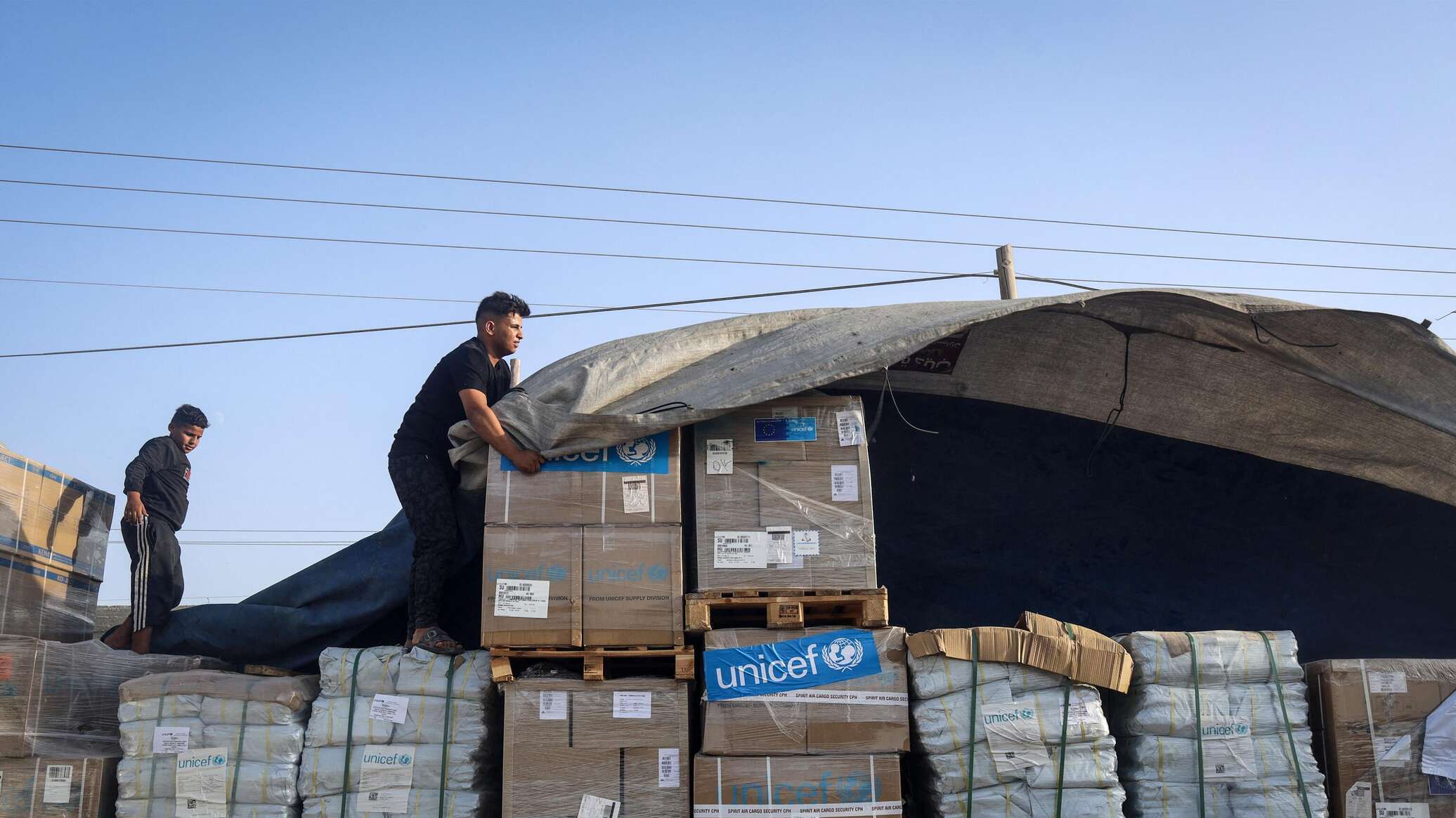 الولايات المتحدة تسقط جوا 38 ألف وجبة غذائية فوق غزة... فيديو وصور