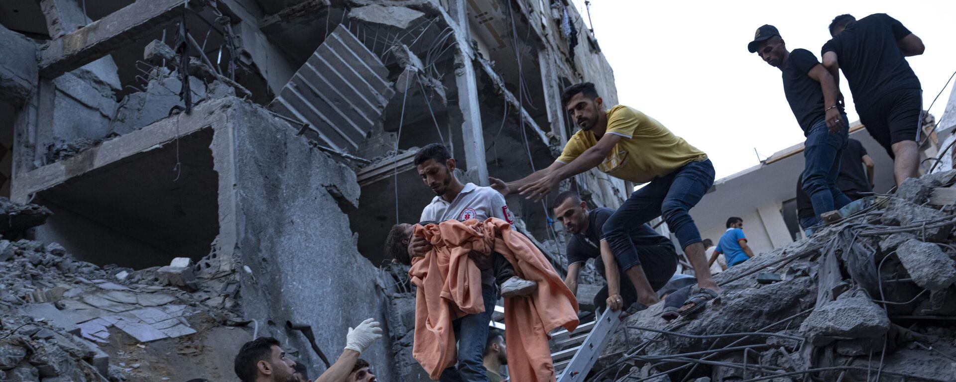 عملية إنقاذ العالقين في ركام المنازل التي قصفها الطيران الحربي الإسرائيلي على قطاع غزة ،  24 أكتوبر 2023. - سبوتنيك عربي, 1920, 08.11.2023