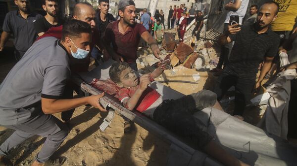 عملية إنقاذ العالقين في ركام المنازل التي قصفها الطيران الحربي الإسرائيلي على قطاع غزة، رفح  24 أكتوبر 2023. - سبوتنيك عربي
