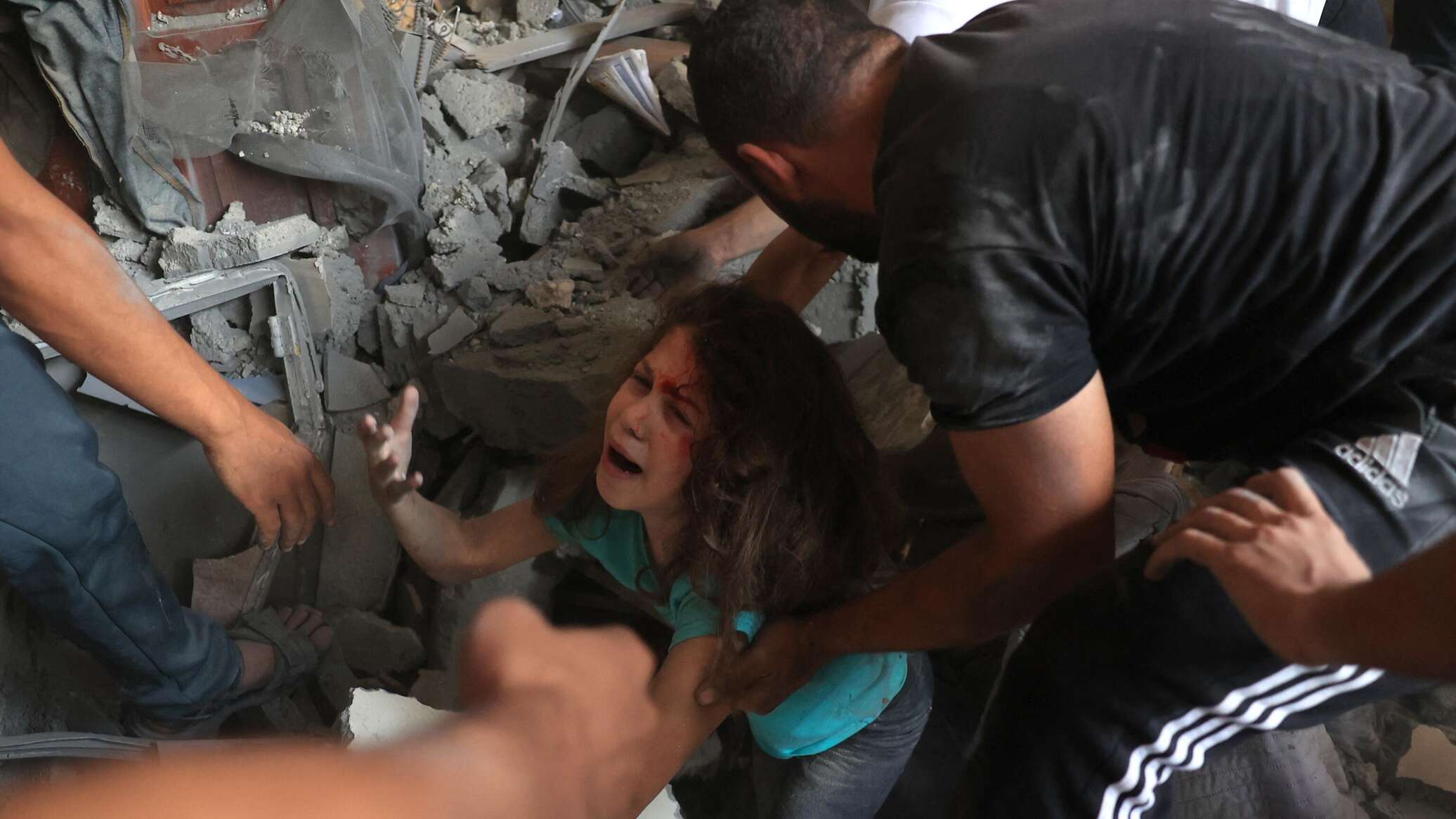 بدت وكأنها ميتة... امرأة في قطاع غزة تضع مولودها
