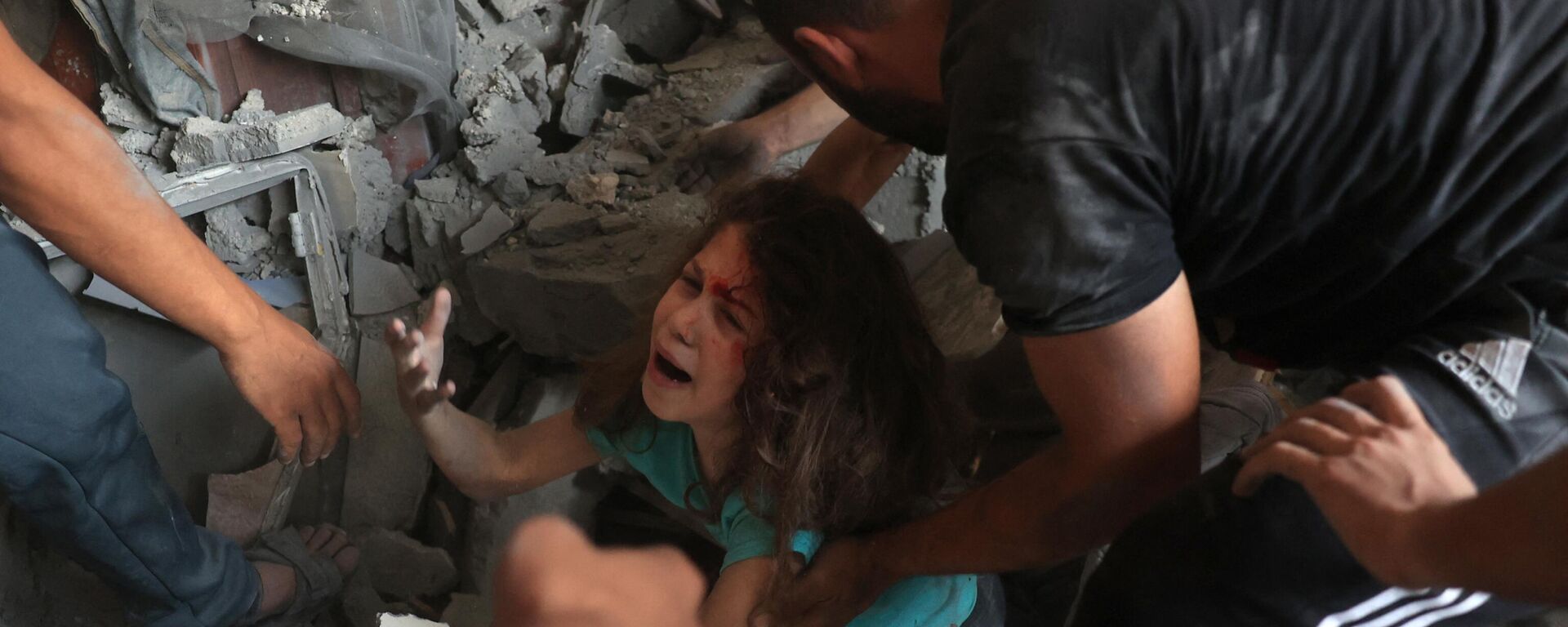 عملية إنقاذ العالقين في ركام المنازل التي قصفها الطيران الحربي الإسرائيلي على قطاع غزة، رفح 17 أكتوبر 2023. - سبوتنيك عربي, 1920, 26.10.2023