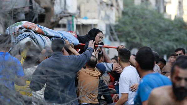 عملية إنقاذ العالقين في ركام المنازل التي قصفها الطيران الحربي الإسرائيلي على قطاع غزة، مدينة غزة 10أكتوبر 2023. - سبوتنيك عربي
