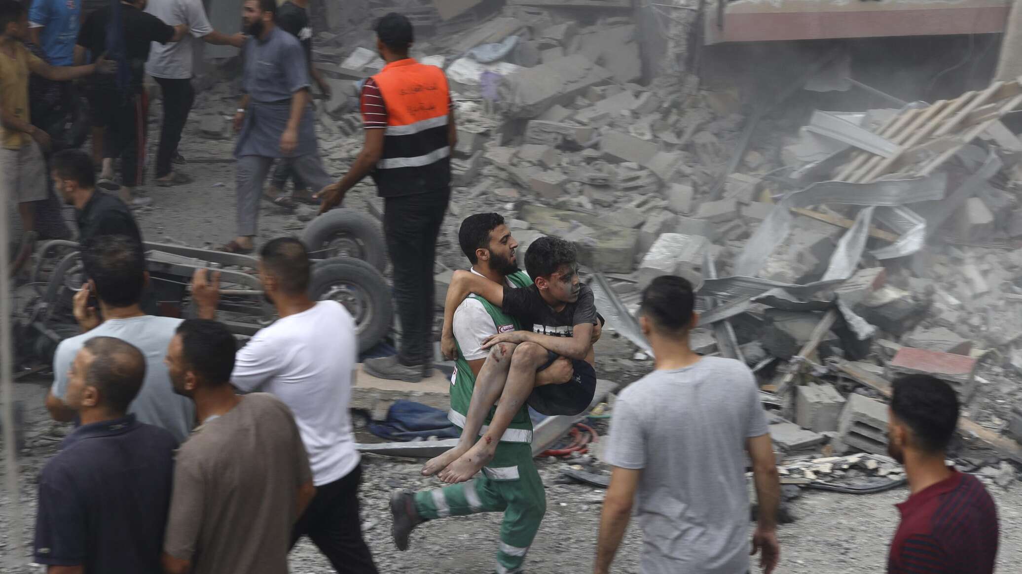 قصف جوي ومدفعي غير مسبوق على غزة تزامنا مع قطع الاتصالات والإنترنت