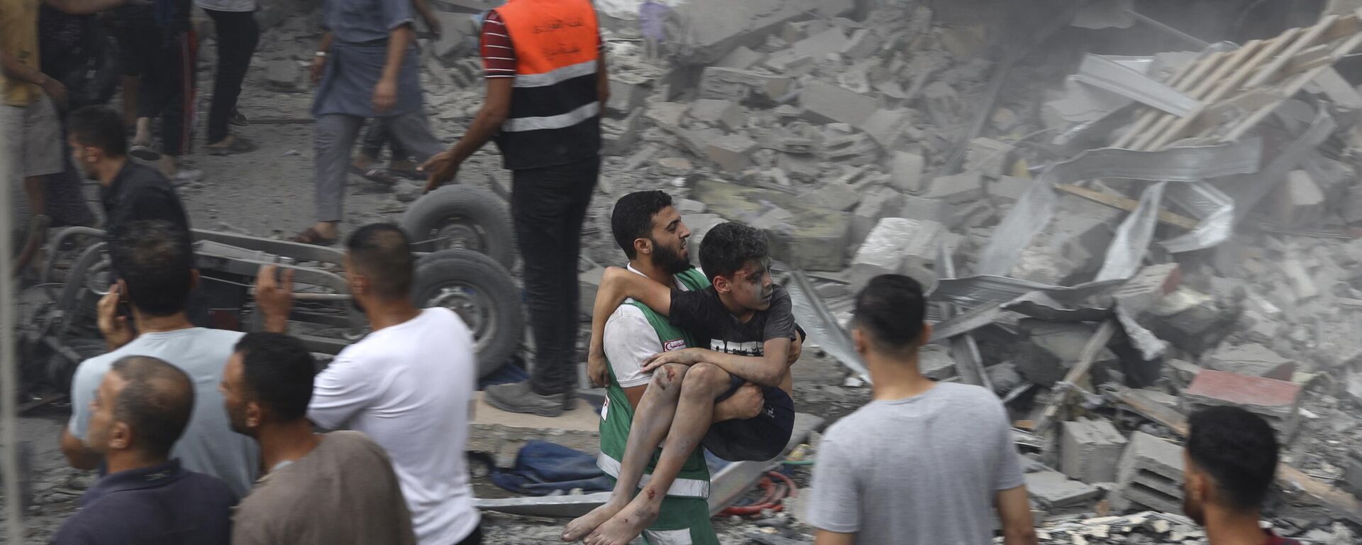 عملية إنقاذ العالقين في ركام المنازل التي قصفها الطيران الحربي الإسرائيلي على قطاع غزة، مدينة غزة 13 أكتوبر 2023. - سبوتنيك عربي, 1920, 27.10.2023