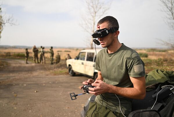 جندي من القوات المسلحة الروسية يتعلم قيادة طائرة دون طيار من طراز FPV (رؤية الشخص الأول) في مدرسة &quot;أخمات&quot; للاستطلاع الجوي، في منطقة العملية العسكرية الخاصة - سبوتنيك عربي