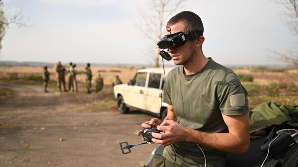 جندي من القوات المسلحة الروسية يتعلم قيادة طائرة بدون طيار من طراز FPV (رؤية الشخص الأول) في مدرسة أخمات للاستطلاع الجوي، في منطقة العملية العسكرية الخاصة - سبوتنيك عربي