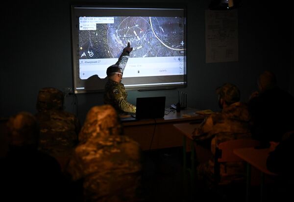 أفراد عسكريون من القوات المسلحة الروسية خلال دروس رسم الخرائط في مدرسة أخمات للاستطلاع الجوي، في منطقة العملية العسكرية الخاصة - سبوتنيك عربي