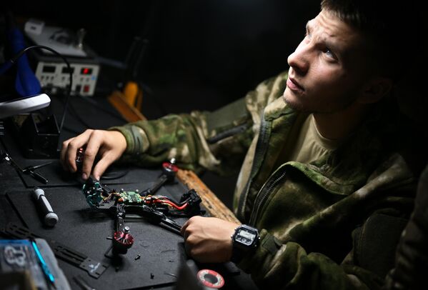 جندي من القوات المسلحة الروسية يتعلم كيفية إصلاح طائرة دون طيار خلال دروس التدريب الهندسي في مدرسة &quot;أخمات&quot; للاستطلاع الجوي، في منطقة العملية العسكرية الخاصة - سبوتنيك عربي