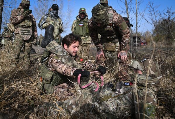 تدريب عسكريين من القوات المسلحة الروسية على تقديم الرعاية الطبية في مدرسة &quot;أخمات&quot; للاستطلاع الجوي، في منطقة العملية العسكرية الخاصة - سبوتنيك عربي