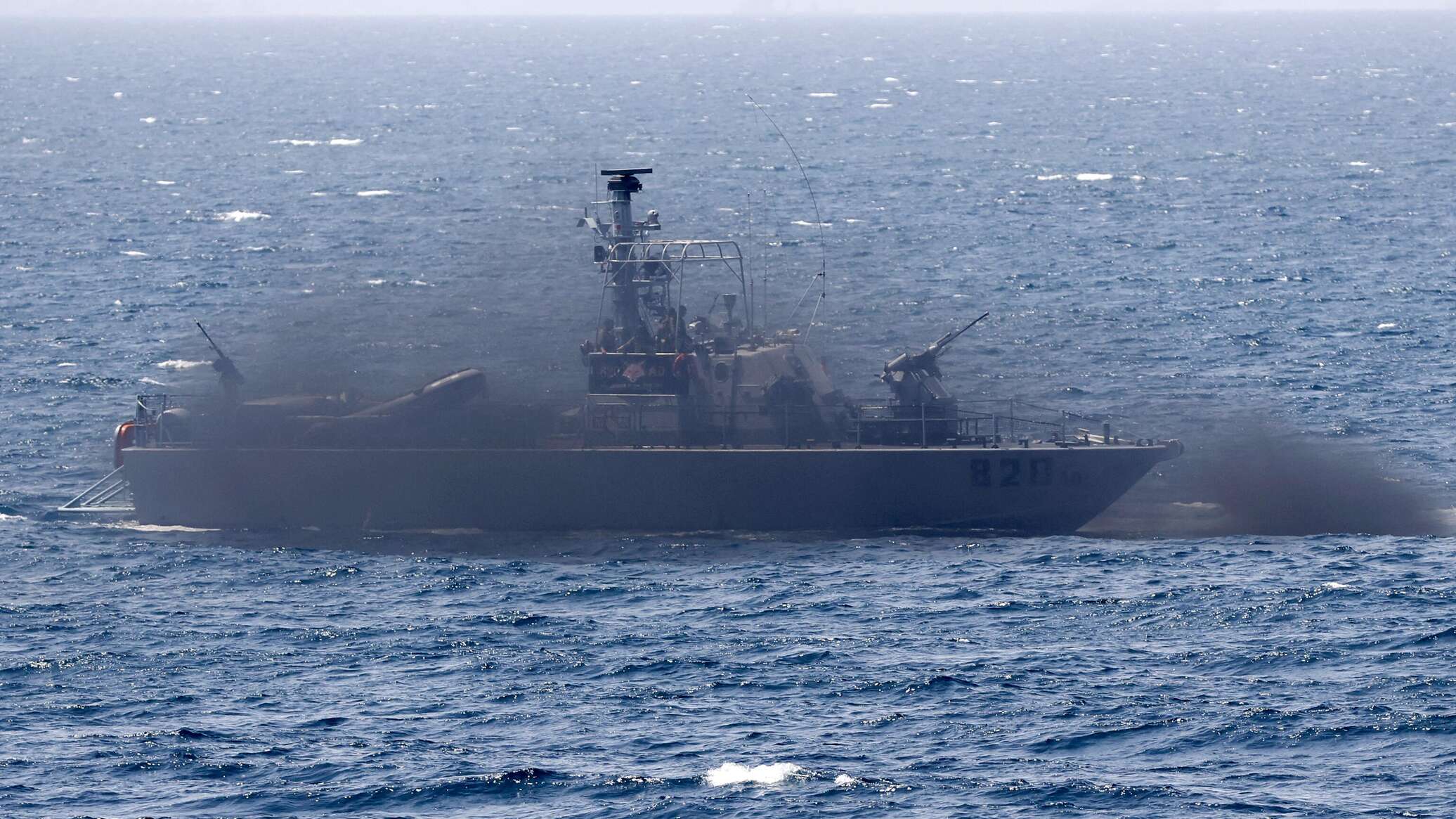 "سنتكوم" تعلن عن أضرار بسفينة سويسرية استهدفتها "أنصار الله" في خليج عدن