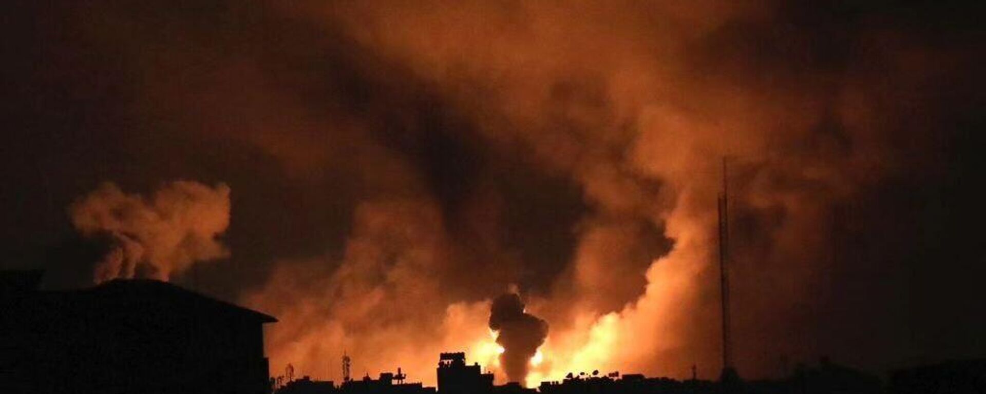 قصف إسرائيلي هو الأعنف على قطاع غزة مساء اليوم الـ 21 للحرب  - سبوتنيك عربي, 1920, 29.10.2023