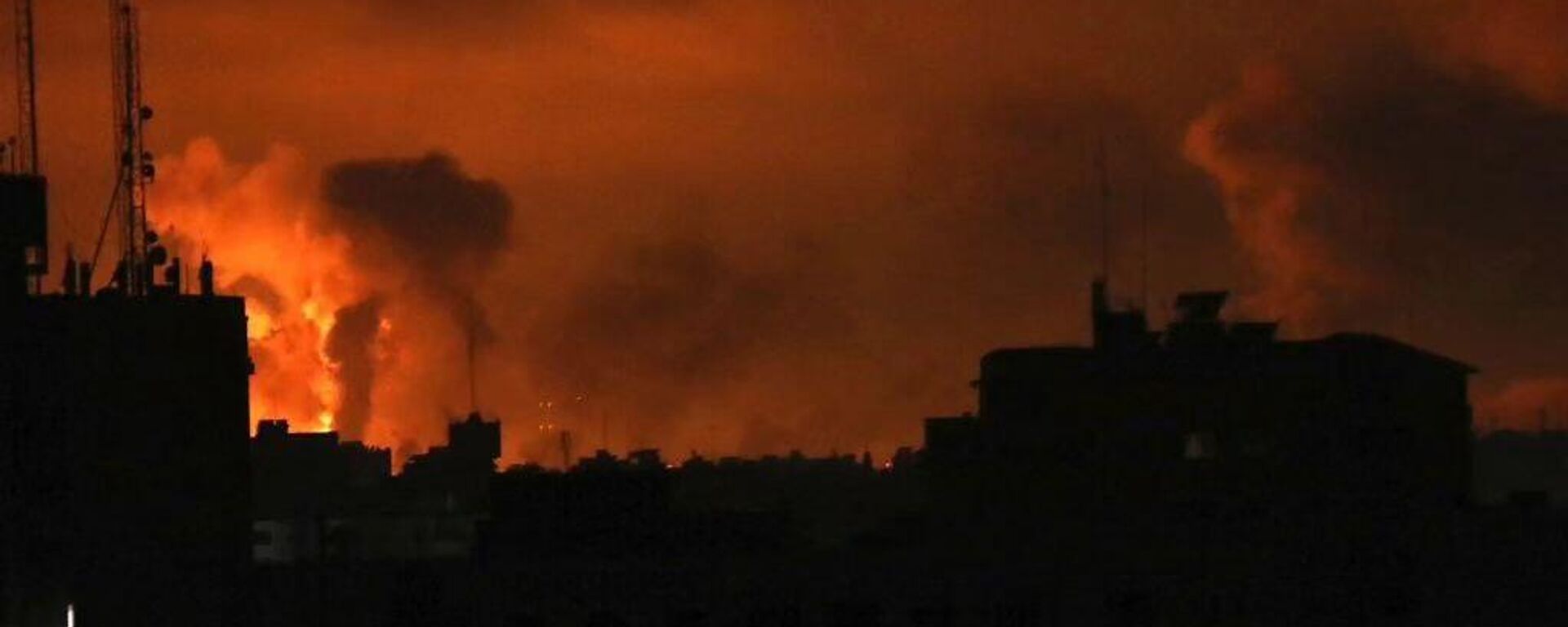 قصف إسرائيلي هو الأعنف على قطاع غزة مساء اليوم الـ 21 للحرب  - سبوتنيك عربي, 1920, 28.10.2023