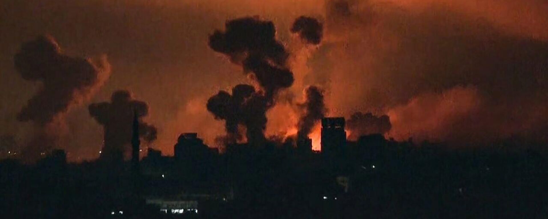 قصف إسرائيلي هو الأعنف على قطاع غزة مساء اليوم الـ 21 للحرب  - سبوتنيك عربي, 1920, 31.10.2023