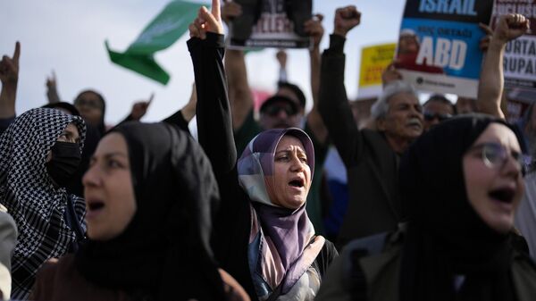 متظاهرون يرددون شعارات خلال احتجاج لإظهار تضامنهم مع الفلسطينيين في اسطنبول، تركيا، 27 أكتوبر/ تشرين الأول 2023 - سبوتنيك عربي