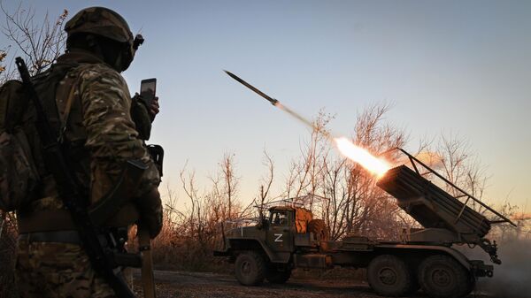 جنود من لواء تيريك قبل الاستعداد للعمل القتالي لنظام إطلاق الصواريخ المتعددة غراد في مواقع القوات المسلحة الأوكرانية في اتجاه محور سوليدار في منطقة العملية العسكرية الخاصة
 - سبوتنيك عربي