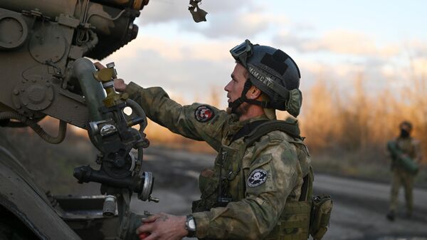 جنود من لواء تيريك قبل الاستعداد للعمل القتالي لنظام إطلاق الصواريخ المتعددة غراد في مواقع القوات المسلحة الأوكرانية في اتجاه محور سوليدار في منطقة العملية العسكرية الخاصة
 - سبوتنيك عربي