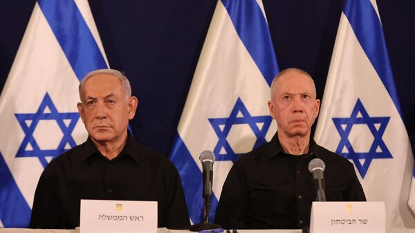 وزير الدفاع الإسرائيلي يوآف غالانت خلال مؤتمر صحفي مع رئيس الوزراء الإسرائيلي بنيامين نتنياهو - سبوتنيك عربي