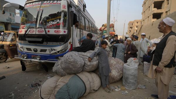 لاجئون أفغان يصلون إلى محطة حافلات كراتشي في إقليم السند، للمغادرة إلى أفغانستان في 30 أكتوبر 2023. وأصدرت إسلام آباد أمرًا لـ 1.7 مليون أفغاني، تقول إنهم يعيشون في البلاد بشكل غير قانوني، بالمغادرة بحلول الأول من نوفمبر، أو سيتم ترحيلهم. - سبوتنيك عربي