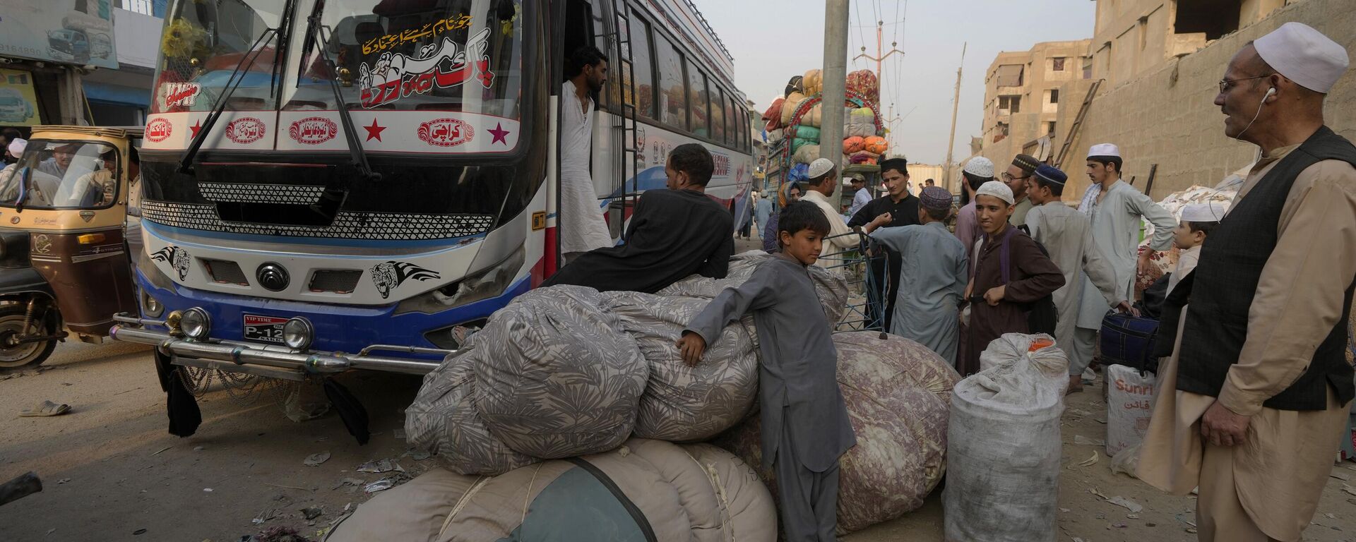 لاجئون أفغان يصلون إلى محطة حافلات كراتشي في إقليم السند، للمغادرة إلى أفغانستان في 30 أكتوبر 2023. وأصدرت إسلام آباد أمرًا لـ 1.7 مليون أفغاني، تقول إنهم يعيشون في البلاد بشكل غير قانوني، بالمغادرة بحلول الأول من نوفمبر، أو سيتم ترحيلهم. - سبوتنيك عربي, 1920, 06.03.2024